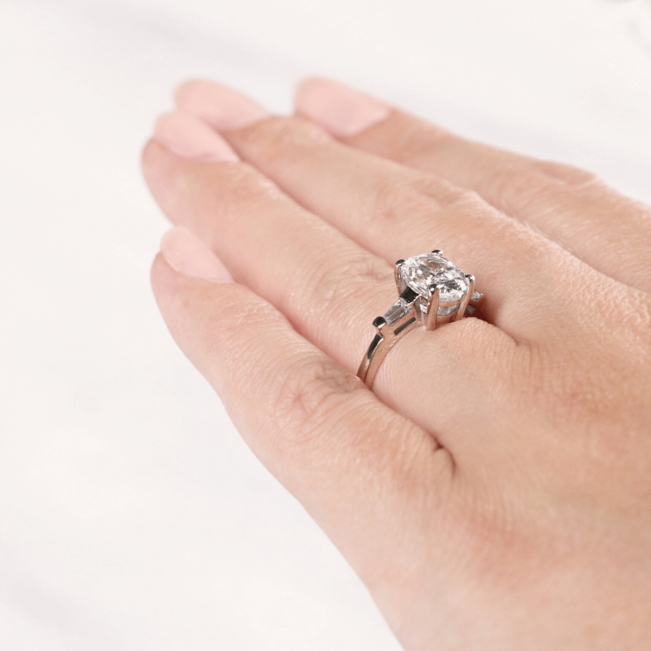Кольцо с овальным бриллиантом и боковыми багетами - Фото 4