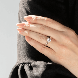 Кольцо с переплетением с бриллиантом эмеральд - Фото 7