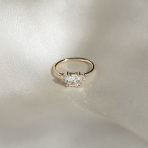 Кольцо с бриллиантом ашер и двумя трапециями - Фото 1