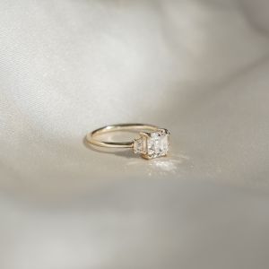 Кольцо с бриллиантом ашер и двумя трапециями - Фото 2