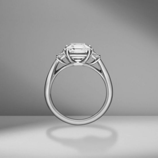 Кольцо с бриллиантом Ашер и трапециями,  Больше Изображение 2