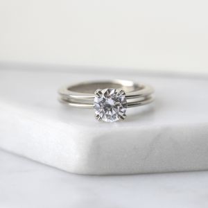 Кольцо с 1 круглым бриллиантом с двойной шинкой - Фото 6