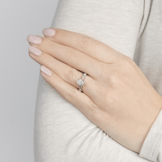 Ажурное кольцо с бриллиантом овал с боковым декором,  Больше Изображение 5