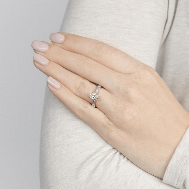 Ажурное кольцо с бриллиантом овал с боковым декором - Фото 4