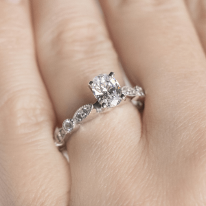 Помолвочное кольцо с бриллиантом овал с боковым декором - Фото 4
