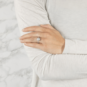 Помолвочное кольцо с бриллиантом овал с паве - Фото 2