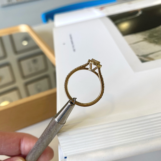 Кольцо из золота малинка с бриллиантом 0.31 в ореоле - Фото 2