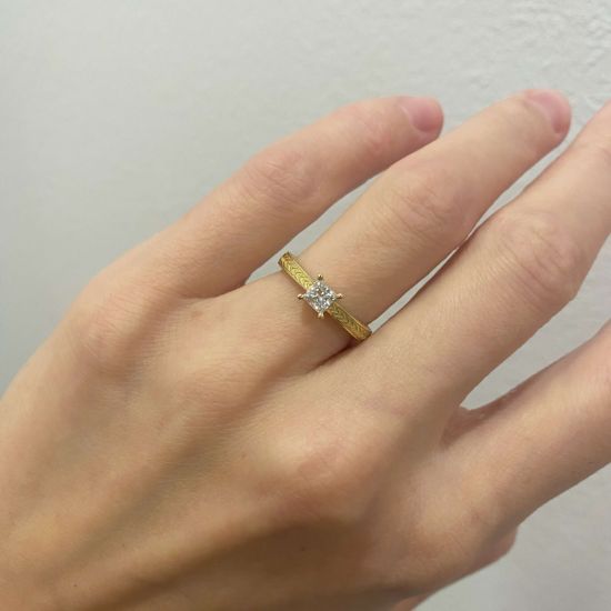 Кольцо с бриллиантом Принцесса 0.3 кт из желтого золота,  Больше Изображение 2