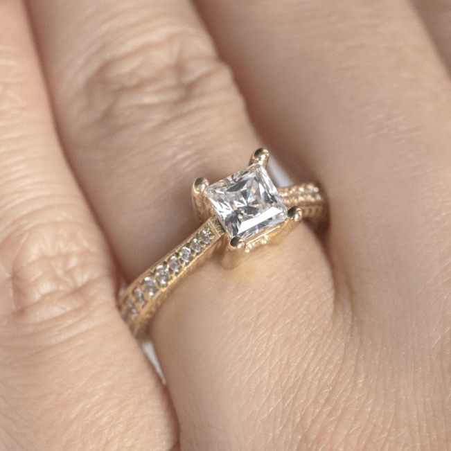 Кольцо с бриллиантом принцесса с боковыми бриллиантами - Фото 4