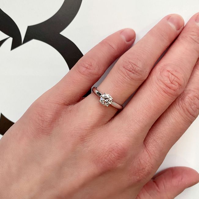 Классическое кольцо с 1 бриллиантом на помолвку - Фото 4
