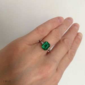 Кольцо с изумрудом и бриллиантами по бокам - Фото 1