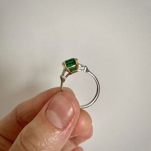 Кольцо с изумрудом и бриллиантами по бокам - Фото 3