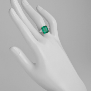 Кольцо с изумрудом 5 карат и боковыми бриллиантами - Фото 1