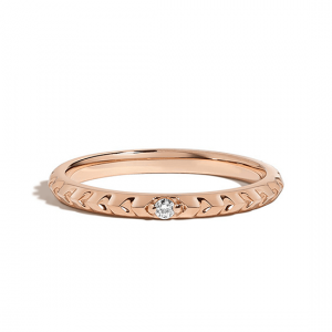 Ребристое обручальное кольцо с бриллиантом