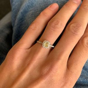 Кольцо с желтым бриллиантом кушон 0.5 карата - Фото 1
