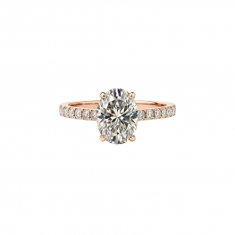 Кольцо с овальным бриллиантом и паве по бокам 