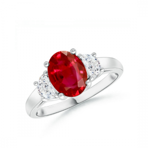 Кольцо с овальным рубином и бриллиантами полумесяц