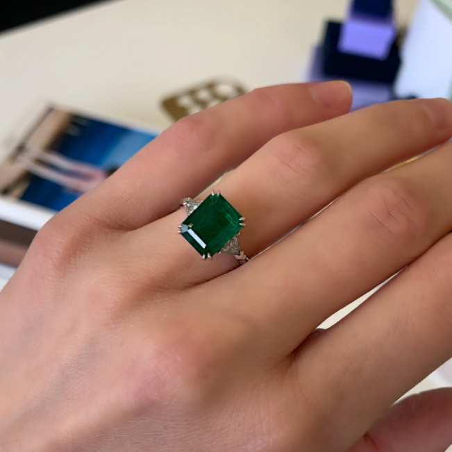 Классическое кольцо с изумрудом 3.31 карата и бриллиантами триллионами - Фото 1
