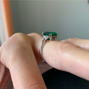 Классическое кольцо с изумрудом 3.31 карата и бриллиантами триллионами - Фото 3