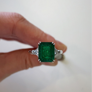 Классическое кольцо с изумрудом 3.31 карата и бриллиантами триллионами - Фото 4