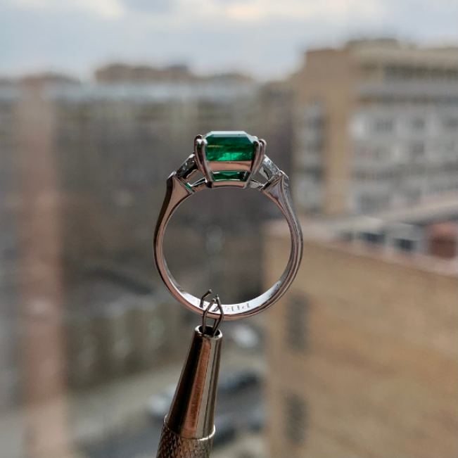 Классическое кольцо с изумрудом 3.31 карата и бриллиантами триллионами - Фото 5