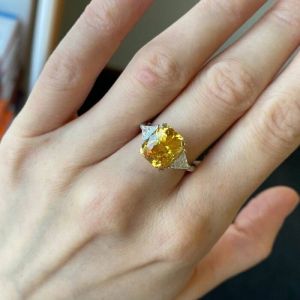 Кольцо с желтым сапфиром 6.56 карата и 2 бриллиантами 0.35 кт  - Фото 3
