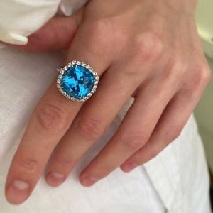 Коктейльное кольцо с крупным топазом Свис - Фото 1