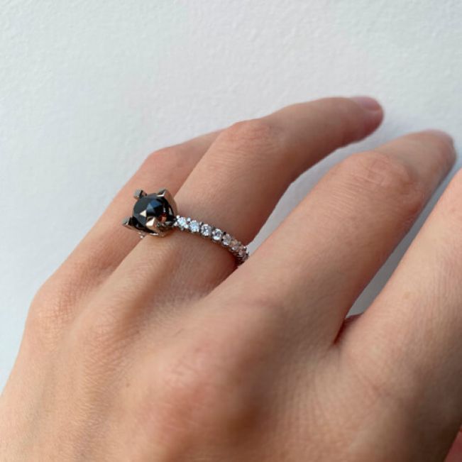 Кольцо с круглым черным бриллиантом и белыми бриллиантами по бокам - Фото 4