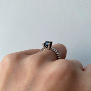 Кольцо с круглым черным бриллиантом и белыми бриллиантами по бокам - Фото 5