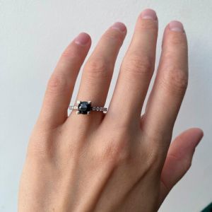Кольцо с круглым черным бриллиантом и белыми бриллиантами по бокам - Фото 3