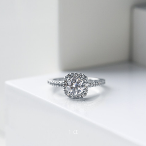 Кольцо с круглым бриллиантом в квадратном ореоле - Фото 5