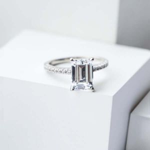 Кольцо с бриллиантом эмеральд и паве из 8 бриллиантов по бокам - Фото 4