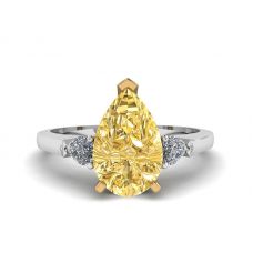Кольцо с желтым бриллиантом Груша и белыми по бокам