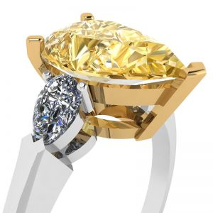 Кольцо с желтым бриллиантом Груша и белыми по бокам - Фото 1
