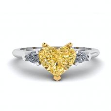 Кольцо с желтым бриллиантом Сердце 1 карат и грушами по бокам