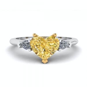 Кольцо с желтым бриллиантом Сердце 1 карат и грушами по бокам