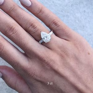 Кольцо с большим бриллиантом Груша и багетами - Фото 1