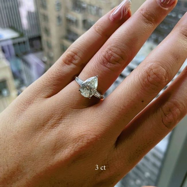 Кольцо с большим бриллиантом Груша и багетами - Фото 2