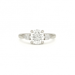 Кольцо трилогия с круглым бриллиантом