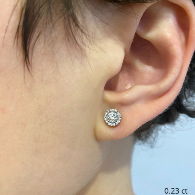 Серьги гвоздики с круглыми бриллиантами в ореоле - Фото 1