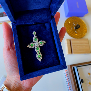 Крестик с бриллиантами и цаворитами в винтажном стиле - Фото 3