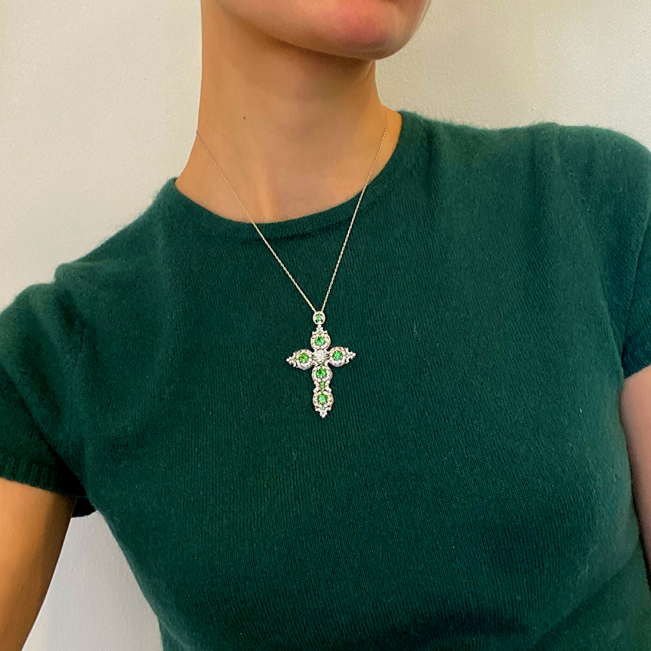 Крестик с бриллиантами и цаворитами в винтажном стиле - Фото 1