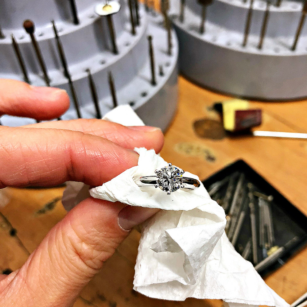 Готовое кольцо с бриллиантом сушится после чистки PIERRE