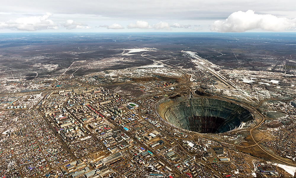 Якутия, город Мирный и алмазный карьер "Мир". Фото: Gelio.Livejournal